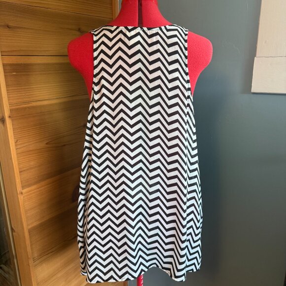 Misia Black and White Chevron Patterned Sleeveless Top - L - Picture 2 of 8